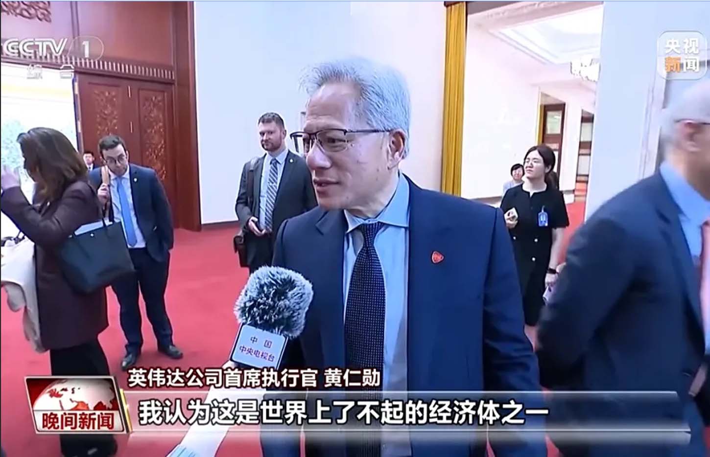 黄仁勋、库克发声：中国正在领跑人工智能时代